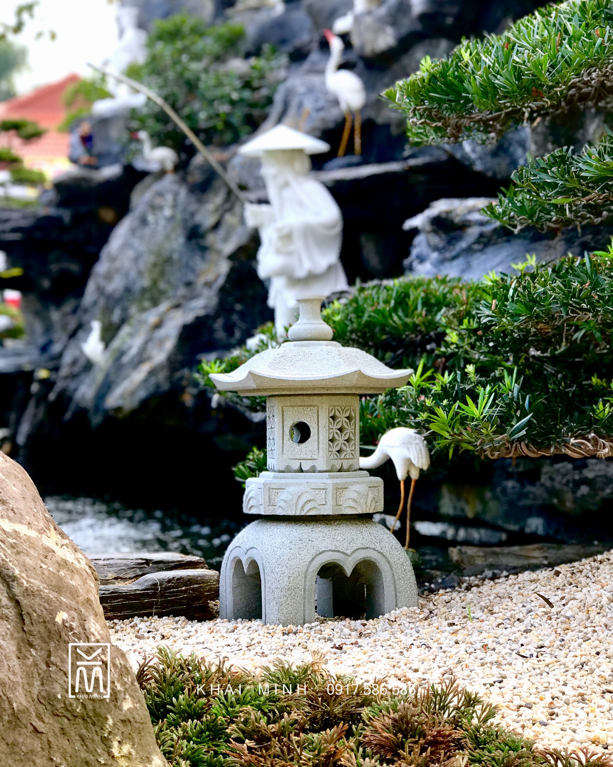 Đèn Sân Vườn bằng đá được tạc trên nền đá xám tự nhiên, nguyên khối. Do bàn tay của các Nghệ Nhân Làng Nghề đá Non Nước Đà Nẵng tạc.