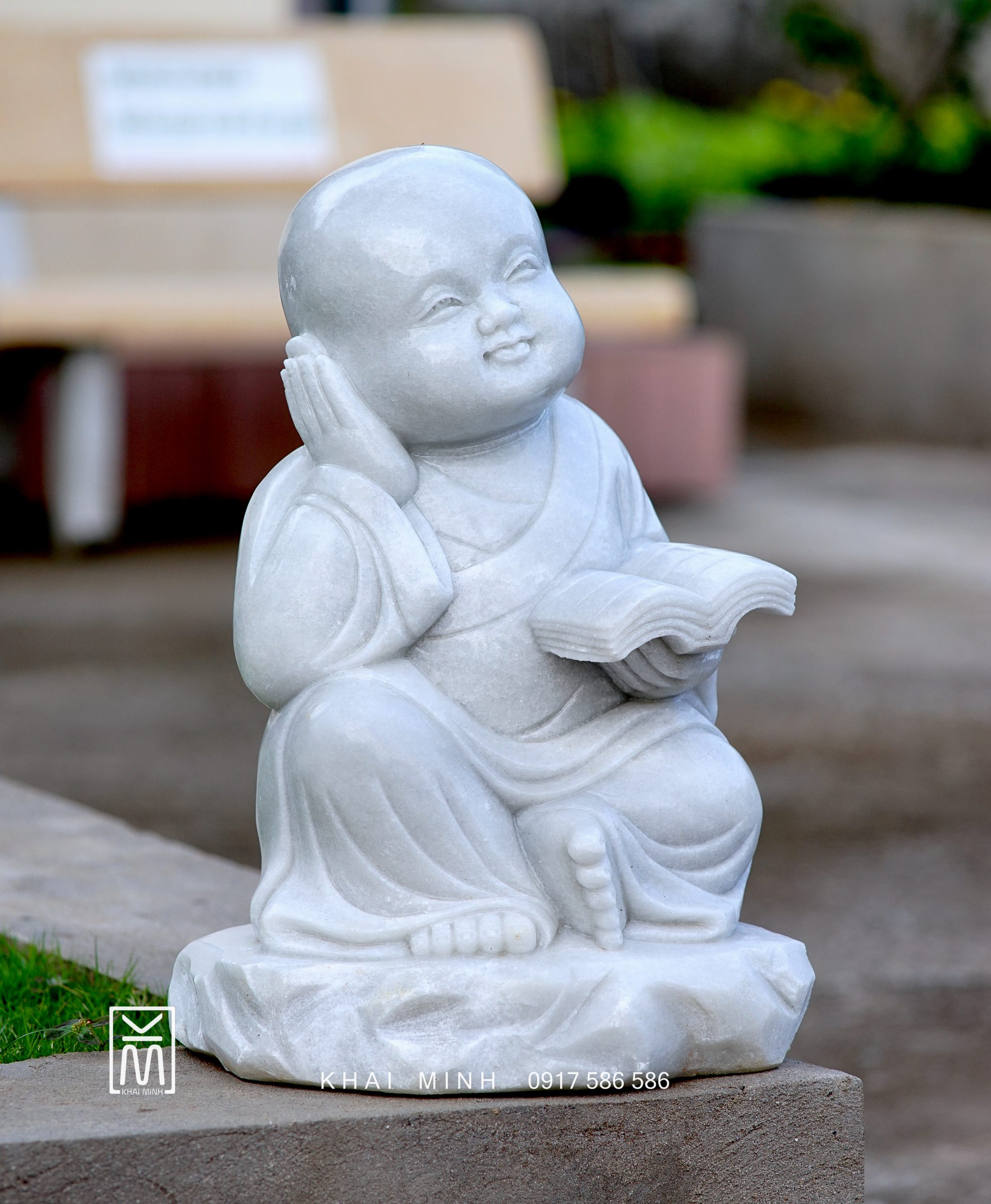 Tượng Chú Tiểu bằng đá được tạc trên nền đá trắng tự nhiên, nguyên khối. Do bàn tay của các Nghệ Nhân Làng Nghề đá Non Nước Đà Nẵng tạc.