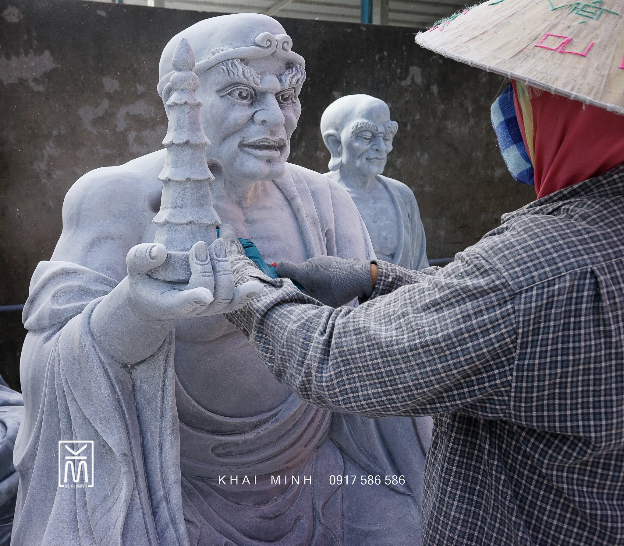 Tượng Phật La Hán bằng đá được tạc trên nền đá xám tự nhiên, nguyên khối. Do bàn tay của các Nghệ Nhân Làng Nghề đá Non Nước Đà Nẵng tạc.