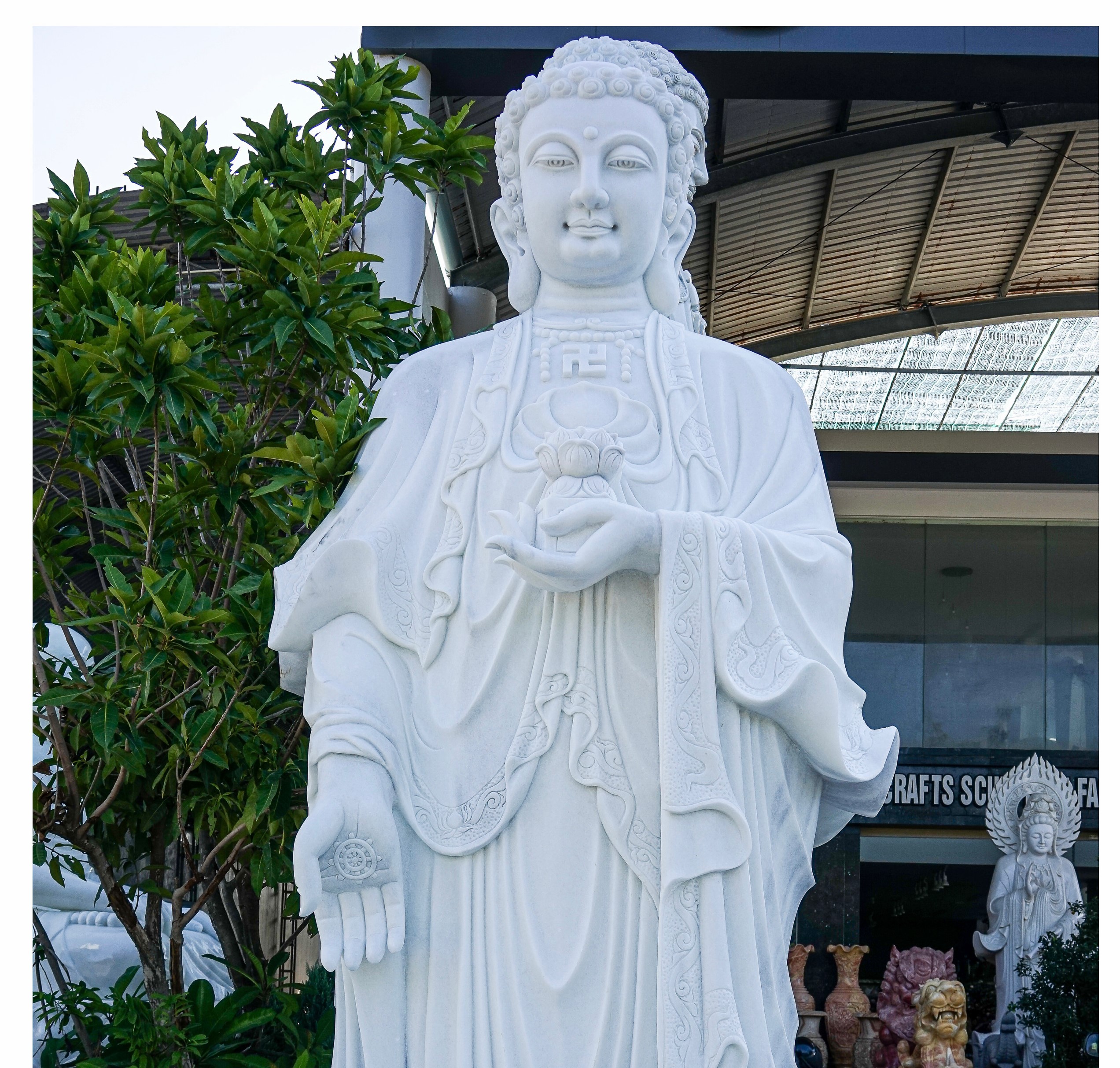 Tượng Phật A Di Đà bằng đá được tạc trên nền đá trắng tự nhiên, nguyên khối. Do bàn tay của các Nghệ Nhân Làng Nghề đá Non Nước Đà Nẵng tạc.