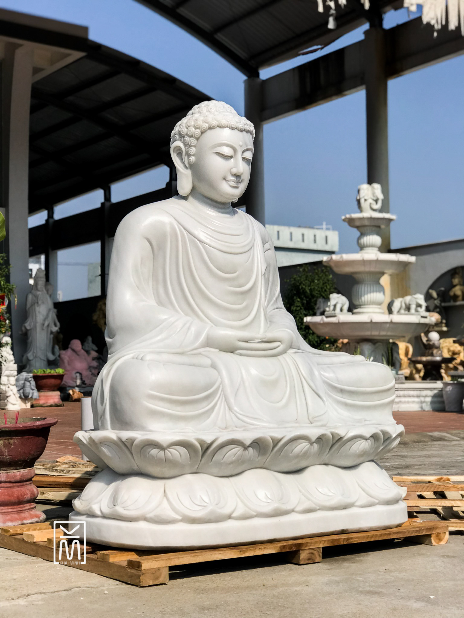 Tượng Phật Bổn Sư bằng đá được tạc trên nền đá xám tự nhiên, nguyên khối. Do bàn tay của các Nghệ Nhân Làng Nghề đá Non Nước Đà Nẵng tạc.