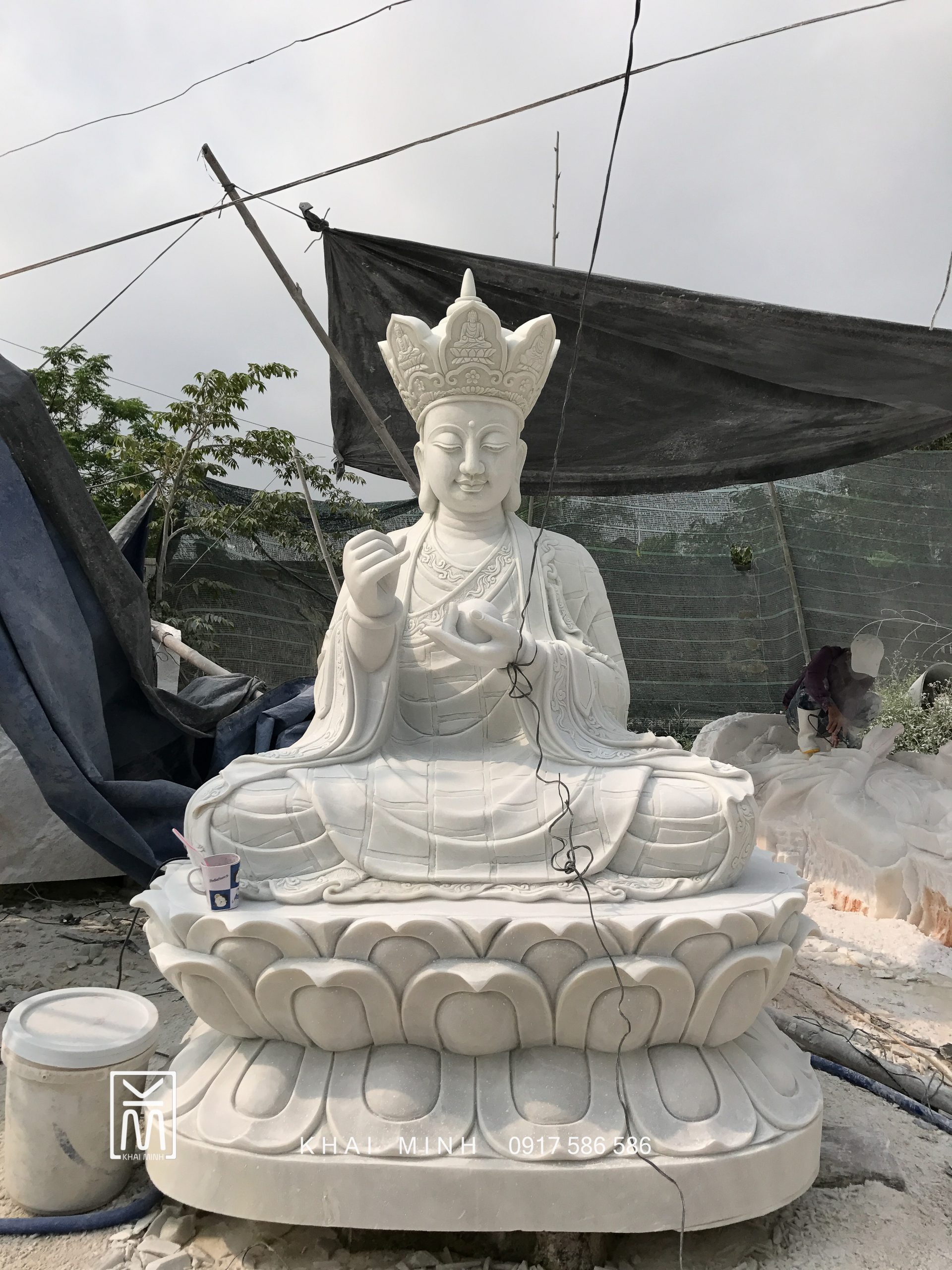 Tượng Phật Địa Tạng Vương bằng đá được tạc trên nền đá trắng tự nhiên, nguyên khối. Do bàn tay của các Nghệ Nhân Làng Nghề đá Non Nước Đà Nẵng tạc.