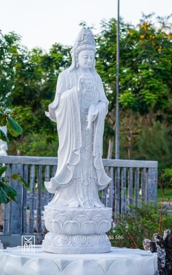 Tượng Phật Quán Âm bằng đá 