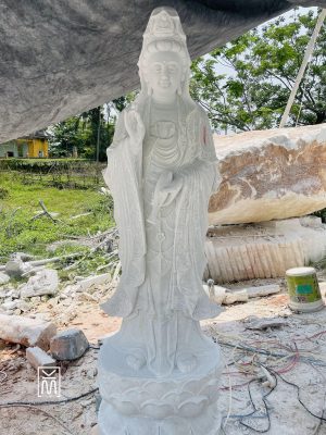 Tượng Phật Quán Âm bằng đá được tạc trên nền đá trắng tự nhiên, nguyên khối. Do bàn tay của các Nghệ Nhân Làng Nghề đá Non Nước Đà Nẵng tạc.
