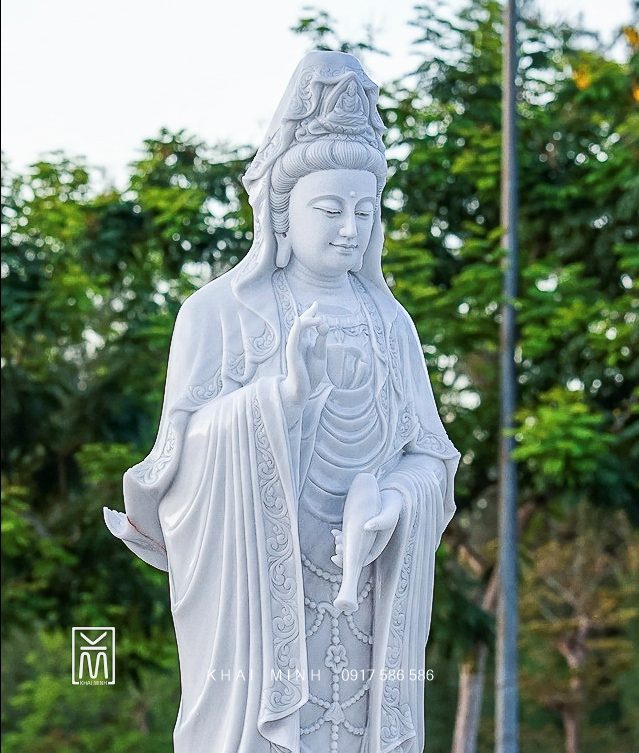 Tượng Phật Quán Âm bằng đá được tạc trên nền đá trắng tự nhiên, nguyên khối. Do bàn tay của các Nghệ Nhân Làng Nghề đá Non Nước Đà Nẵng tạc.