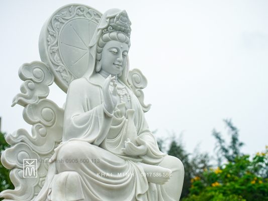 Tượng Phật Quán Âm bằng đá được tạc trên nền đá trắng tự nhiên, nguyên khối. Do bàn tay của các Nghệ Nhân Làng Nghề đá Non Nước Đà Nẵng tạc.