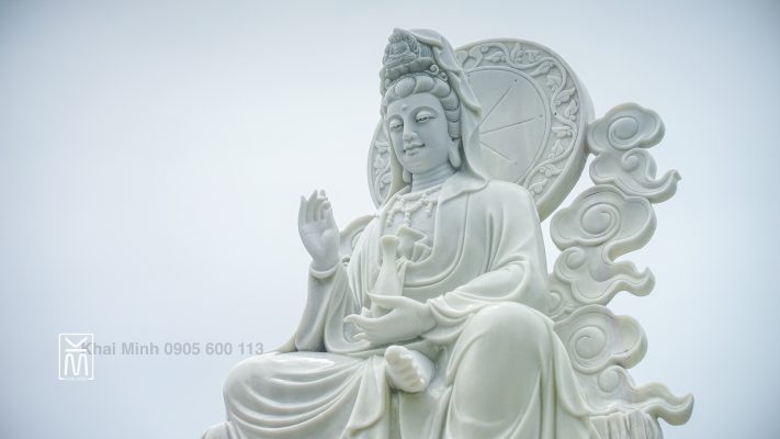 Tượng Phật Quán Âm bằng đá được tạc trên nền đá trắng tự nhiên, nguyên khối. Do bàn tay của các Nghệ Nhân Làng Nghề đá Non Nước Đà Nẵng tạc.