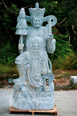 Tượng Phật Tứ Đại Thiên Vương bằng đá được tạc trên nền đá xám tự nhiên, nguyên khối. Do bàn tay của các Nghệ Nhân Làng Nghề đá Non Nước Đà Nẵng tạc.