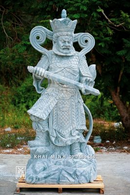 Tượng Phật Tứ Đại Thiên Vương bằng đá được tạc trên nền đá xám tự nhiên, nguyên khối. Do bàn tay của các Nghệ Nhân Làng Nghề đá Non Nước Đà Nẵng tạc.
