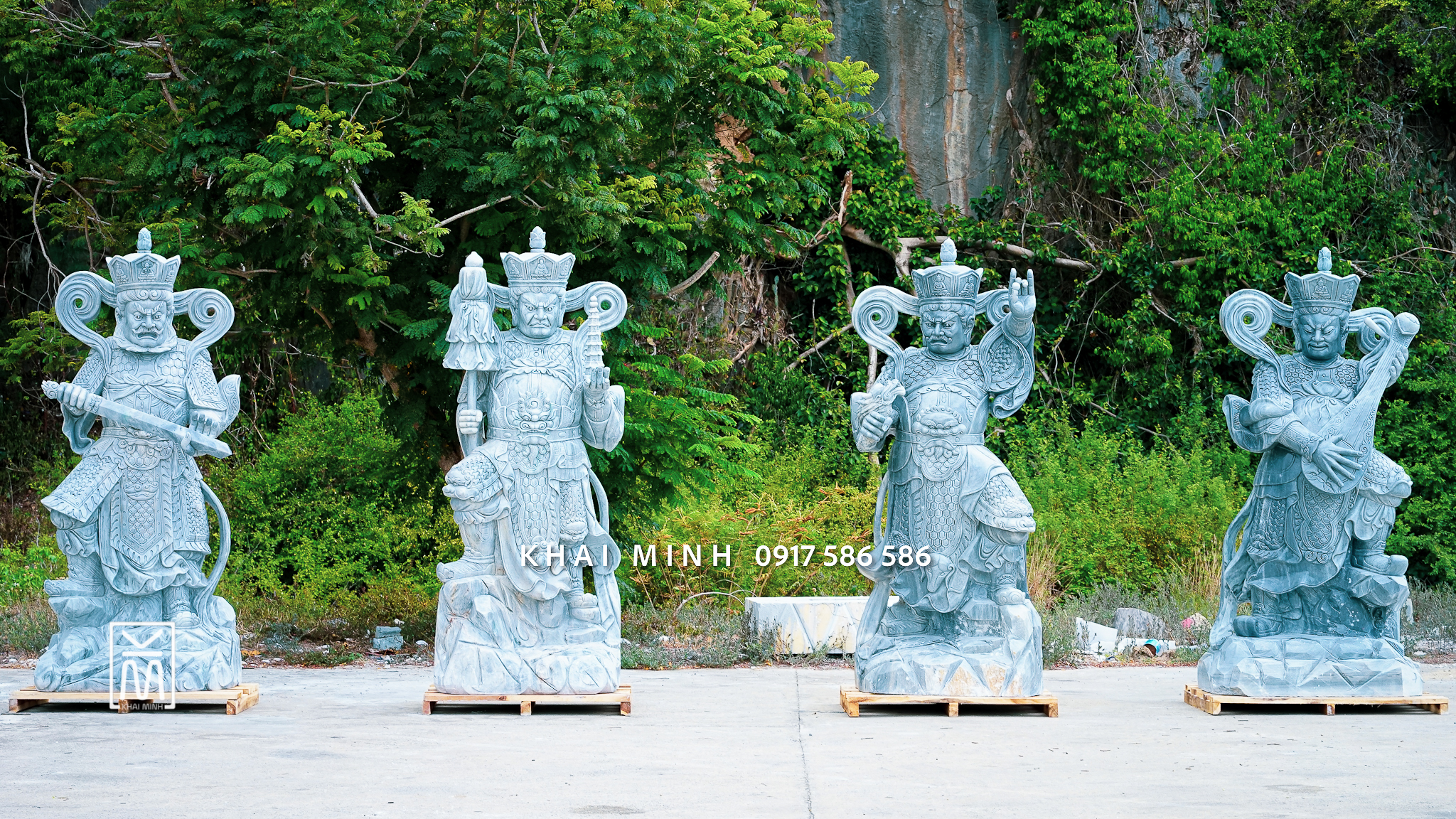 Tượng Phật Tứ Đại Thiên Vương bằng đá được tạc trên nền đá xám tự nhiên, nguyên khối. Do bàn tay của các Nghệ Nhân Làng Nghề đá Non Nước Đà Nẵng tạc.