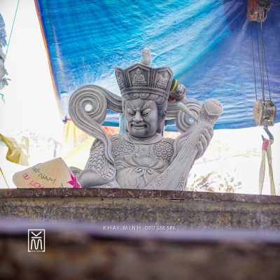 Tượng Phật Tứ Đại Thiên Vương bằng đá được tạc trên nền đá xám tự nhiên, nguyên khối. Do bàn tay của các Nghệ Nhân Làng Nghề đá Non Nước Đà Nẵng tạc.